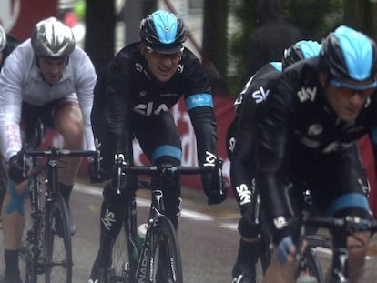 Empapado y retrasado, Wiggo, en el centro, llega a su última meta, el jueves en Treviso.