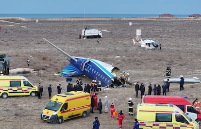 Efectivos de emergencias en el lugar donde ha caído el avión de Azerbaiyan Airlines en Aktau (Kazajistán), este miércoles.