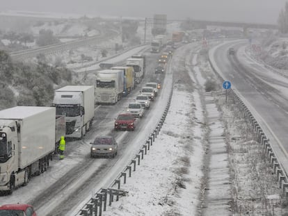 Retenciones de tráfico en la provincia de Salamanca, entre Guijuelo y Béjar, con largas filas de camiones y coches en la A-66.