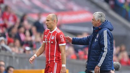 Robben se va sustituido por Anceltti en un partido del Bayern en septiembre de 2017.