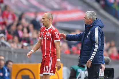 Robben se va sustituido por Anceltti en un partido del Bayern en septiembre de 2017.