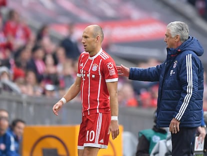 Robben se va sustituido por Anceltti en un partido del Bayern en septiembre de 2017.