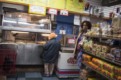 Interior de una tienda de abastos con su sección de comida rápida en Camden.