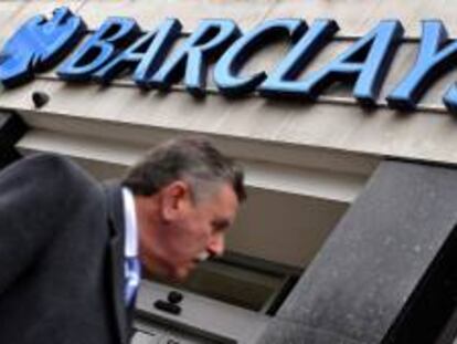 Un hombre pasa delante de una sucursal de Barclays en Londres, Reino Unido. EFE/Archivo