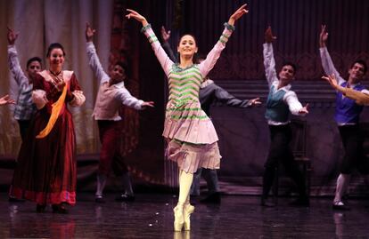 La línea artística del Ballet Nacional de Cuba partió del respeto a la tradición romántica y clásica, estimulando al mismo tiempo el trabajo creativo de coreógrafos que seguían una línea de búsqueda en lo nacional y contemporáneo.