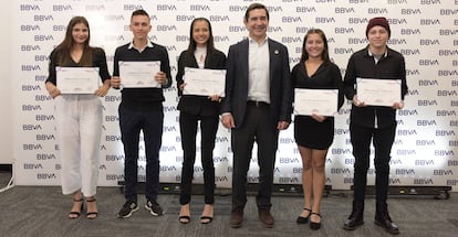 Carlos Torres, presidente de BBVA, con los beneficiarios este año de las becas Transformando Realidades.