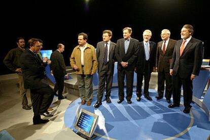 Pedro Piqueras, a la izquierda en primer término, con los seis candidatos momentos antes de comenzar el debate en la primera cadena de TVE.