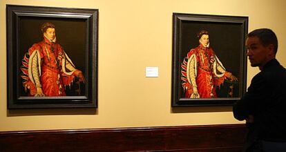 Los retratos de Isabel de Valois, pintados por Antonio Moro (izquierda) y Alonso Sánchez Coello, ayer, en el Museo de Bellas Artes de Bilbao.