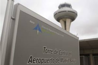 Imagen de la torre de control del aeropuerto de Madrid-Barajas. EFE/Archivo