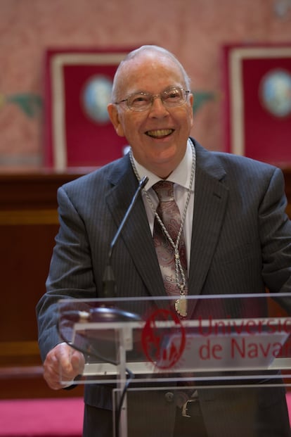 El profesor Maxwell McCombs, con la medalla de plata de la Universidad de Navarra en 2014.