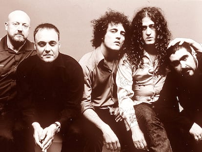 Grupo musical M-Clan. Des de la izquierda, Pascual Saura (bajo), Ricardo Ruipérez (guitarra), Carlos Tarque (voz), Santiago Campillo (guitarras) y Juan Antonio Otero, 'Oti'.