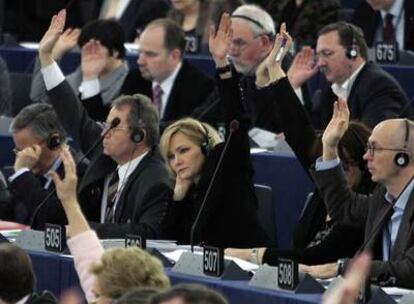 Momento en el que los eurodiputados votan el <i>informe Fava</i> en el Parlamento Europeo.