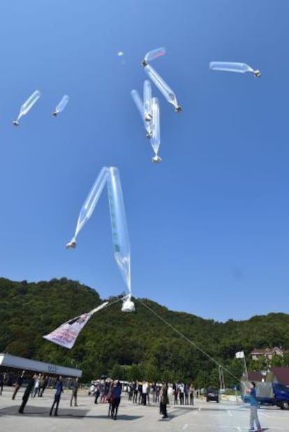 Ativistas da Coreia do Sul lançam balões com mensagens para a Coreia do Norte, no dia do 69º aniversário do Partido do Trabalho.