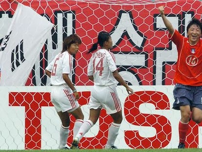 A jogada sul-coreana Park Eun-Sun comemora um gol durante jogo contra a China, em 2005.