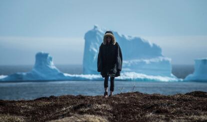 Una mujer de espaldas al iceberg Alley, cerca de Ferryland Newfoundland (Canadá), el 16 de abril de 2017.