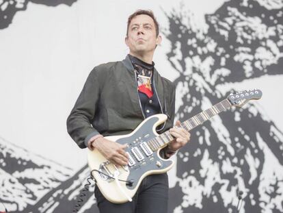 Jamie Hince, de The Kills, en concierto.