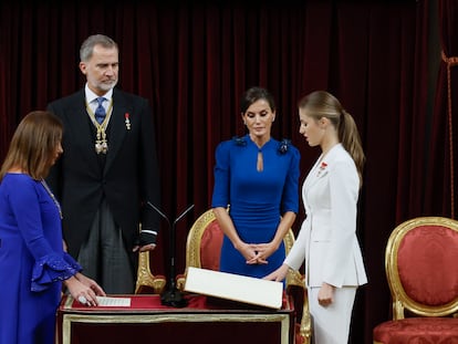 Princess Leonor (right) swears allegiance to the Spanish Constitution before the Speaker of Congress, Francina Armengol (left), King Felipe VI and Queen Letizia.