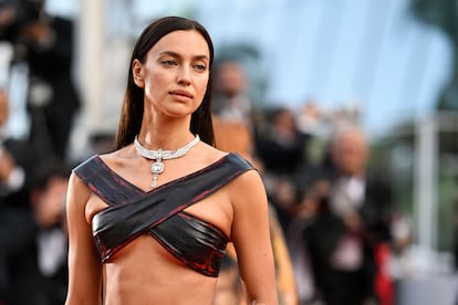 La modelo Irina Shayk llega al festival para el estreno de la película 'Firebrand', el 21 de mayo.