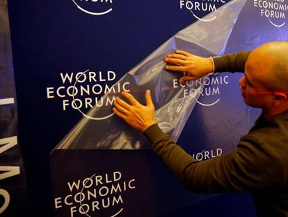 Un trabajador prepara el logo del Foro Económico Mundial en Davos.