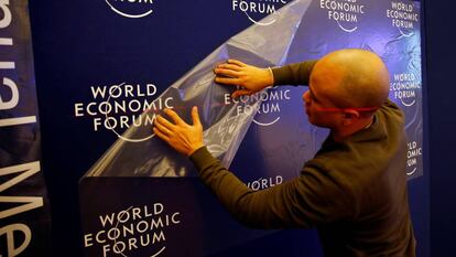 Un trabajador prepara el logo del Foro Económico Mundial en Davos.