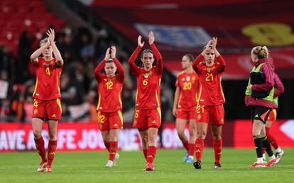 Desde la izquierda, Irene Paredes, Claudia Pina, Aitana Bonmatí y Alba Redondo saludan ayer a los aficionados españoles en Wembley tras su derrota ante Inglaterra.