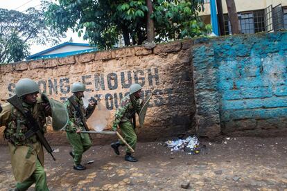 Disturbios en Kibera (Nairobi) después de que varios ciudadanos bloquearan la escuela primaria Olympic para que nadie pudiera entrar a votar, este jueves 26 de octubre de 2017. Los kenianos han tenido que volver a las urnas, después de que las elecciones celebradas el pasado 8 de agosto fueran anuladas por el Tribunal Supremo de Kenia.
