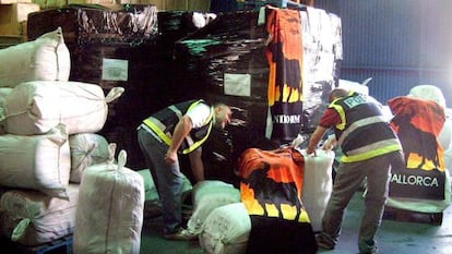 Policiais com as roupas falsificadas em Madri.