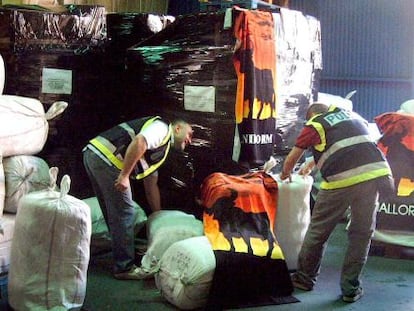 Policiais com as roupas falsificadas em Madri.