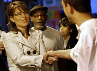 Sarah Palin saluda a un cliente en una visita a una tienda de Filadelfia.