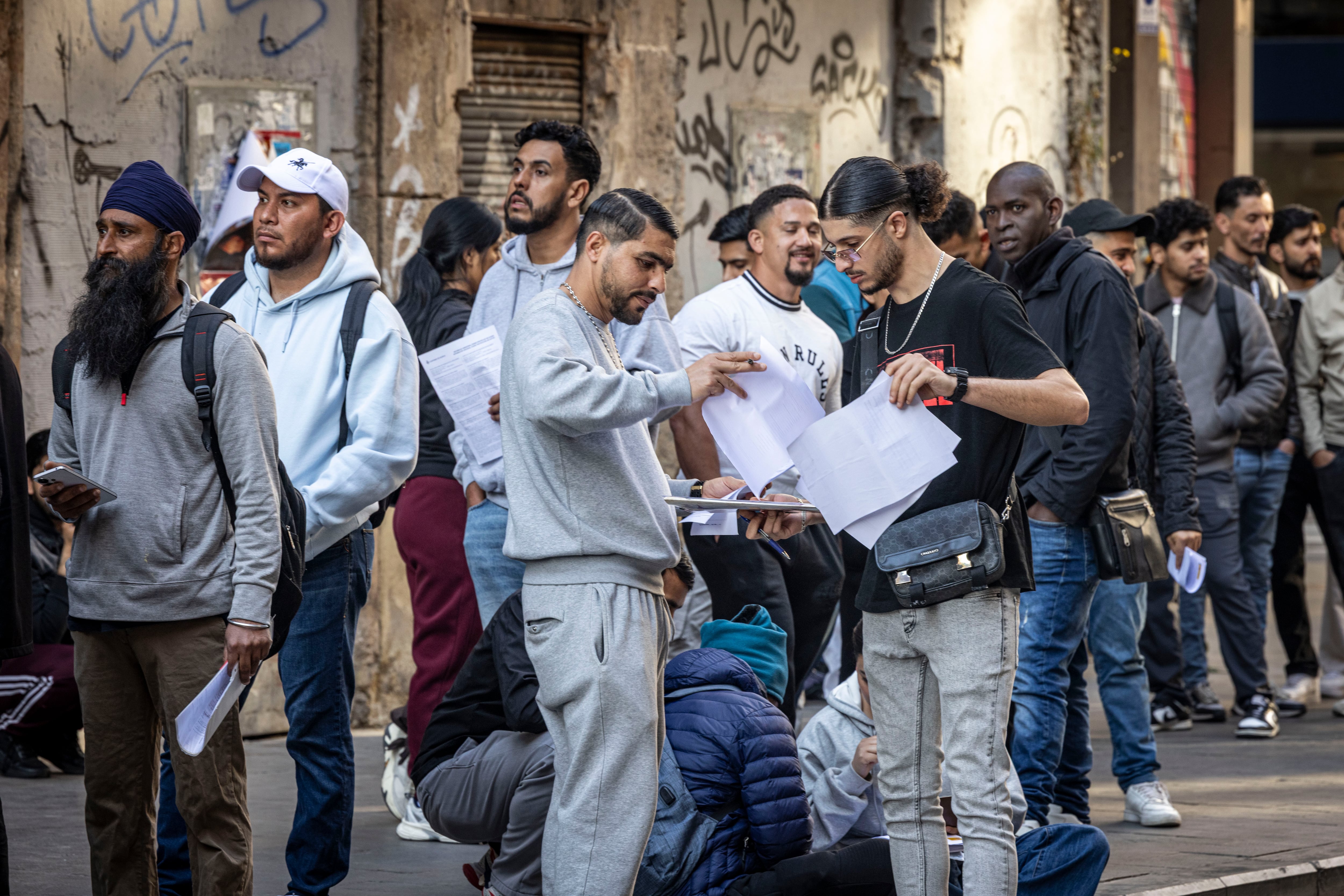 Un grupo de inmigrantes hace cola en el Ayuntamiento de Valencia desde altas horas de la madrugada del 20 de abril.