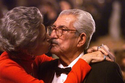 Pilar Bardem besa a su hermano, el director Juan Antonio, al recibir el Goya Honorífico en 2002. El cineasta recordó en el escenario que no estaba retirado y que estaba disponible para dirigir.