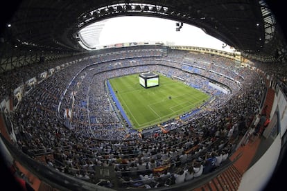 Aficionados del Real Madrid en las gradas del estadio Santiago Bernab&eacute;u, durante la final de la Copa de Europa que su equipo disputa en Lisboa ante el Atl&eacute;tico.