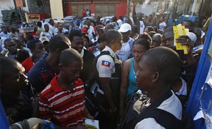 Decenas de personas esperan en Haití para coger el autobús con rumbo a Santo Domingo.