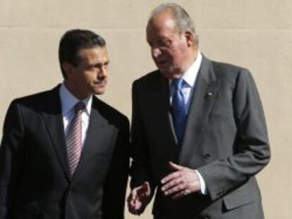 El Rey Juan Carlos, conversa con el presidente de M&eacute;xico, Enrique Pe&ntilde;a Nieto, durante el acto de bienvenida celebrado en el Palacio de El Pardo