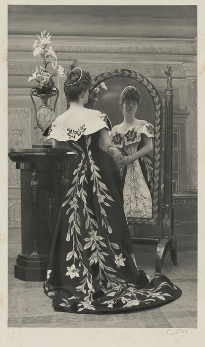 La condesa con el vestido de los lírios fotografiada en 1896