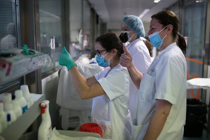 Según Antoni Castells, el director médico del centro, no ha habido un colapso gracias a los profesionales de primera línea y a toda la estructura de soporte porque han sido capaces de crear más plazas. En la imagen, un grupo de enfermeras del Clínic de Barcelona saludan y animan a un paciente ingresado por coronavirus.