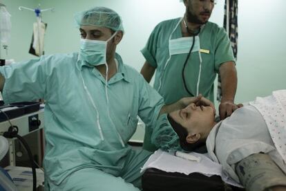 Alaa, de 26 años, antes de una intervención por cesárea en la semana 37 de embarazo. "El departamento de maternidad está recibiendo todos los casos desde el norte de Gaza. Hemos sido testigos de muchos nacimientos prematuros como resultado del miedo y trastornos psicológicos causados por la ofensiva militar. El número de casos de partos antes de tiempo se ha duplicado desde el inicio del conflicto en comparación a la cifra antes de la escalda de violencia", asegura el doctor Yousif Al Swaiti, director del hospital Al Awda.