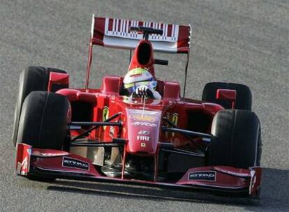 El nuevo bólido de Ferrari, el F60, ayer en la pista de pruebas de Mugello.