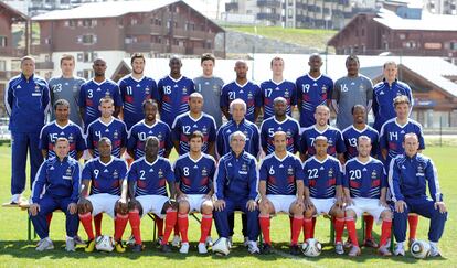 La selección francesa llegó a la fase final del Mundial casi de rebote, tras superar en la repesca a Irlanda con un gol de Henry metido con la mano.