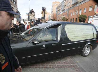 A las 16.10, un coche funerario ha llegado al domicilio. Los restos mortales de Erika han sido trasladados desde su residencia al Instituto Anatómico Forense de Madrid, donde se le llevará a cabo la autopsia.