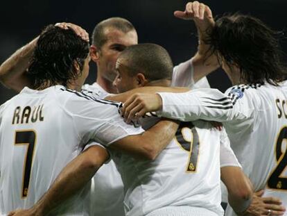 Raúl, Zidane y Solari abrazan a Ronaldo tras el gol de Owen.