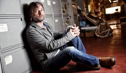 El músico King Creosote sentado en el suelo de la oficina de Music As Usual, en Madrid