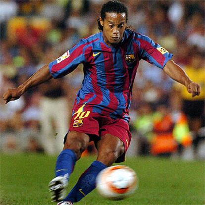 Ronaldinho, en un remate a puerta.