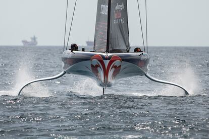 El AC40 del Alinghi Red Bull Racing durante su entrenamiento en Barcelona, el pasado 4 de mayo. 