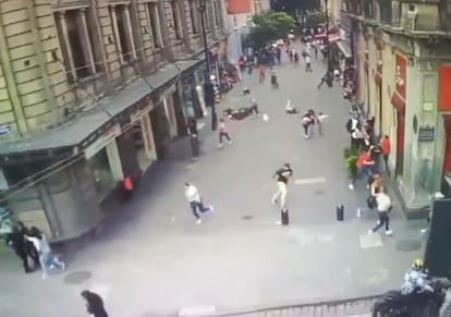 Captura de video del atentado de Diana Sánchez Barrio, del PRI, en el Centro Histórico de Ciudad de México.