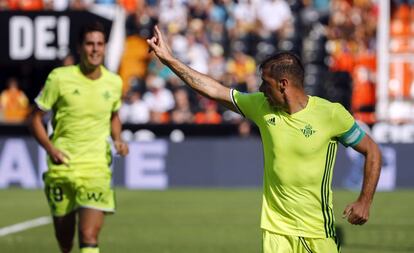 Joaquín Sánchez celebra el segundo gol del Betis en Valencia.