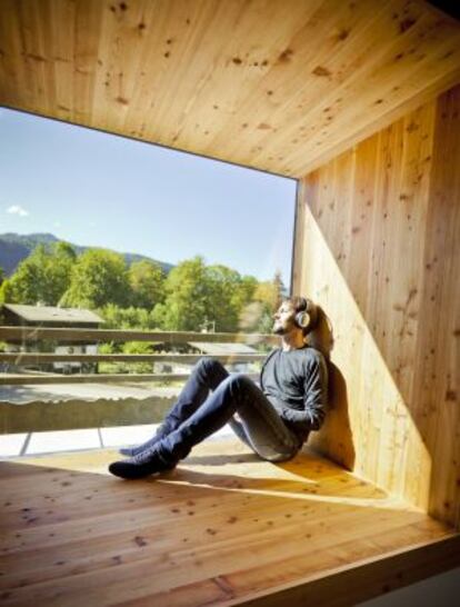 Un rincón del Berchtesgaden Youth Hostel, proyectado por el estudio de arquitectura LAVA en los Alpes de Baviera (Alemania).