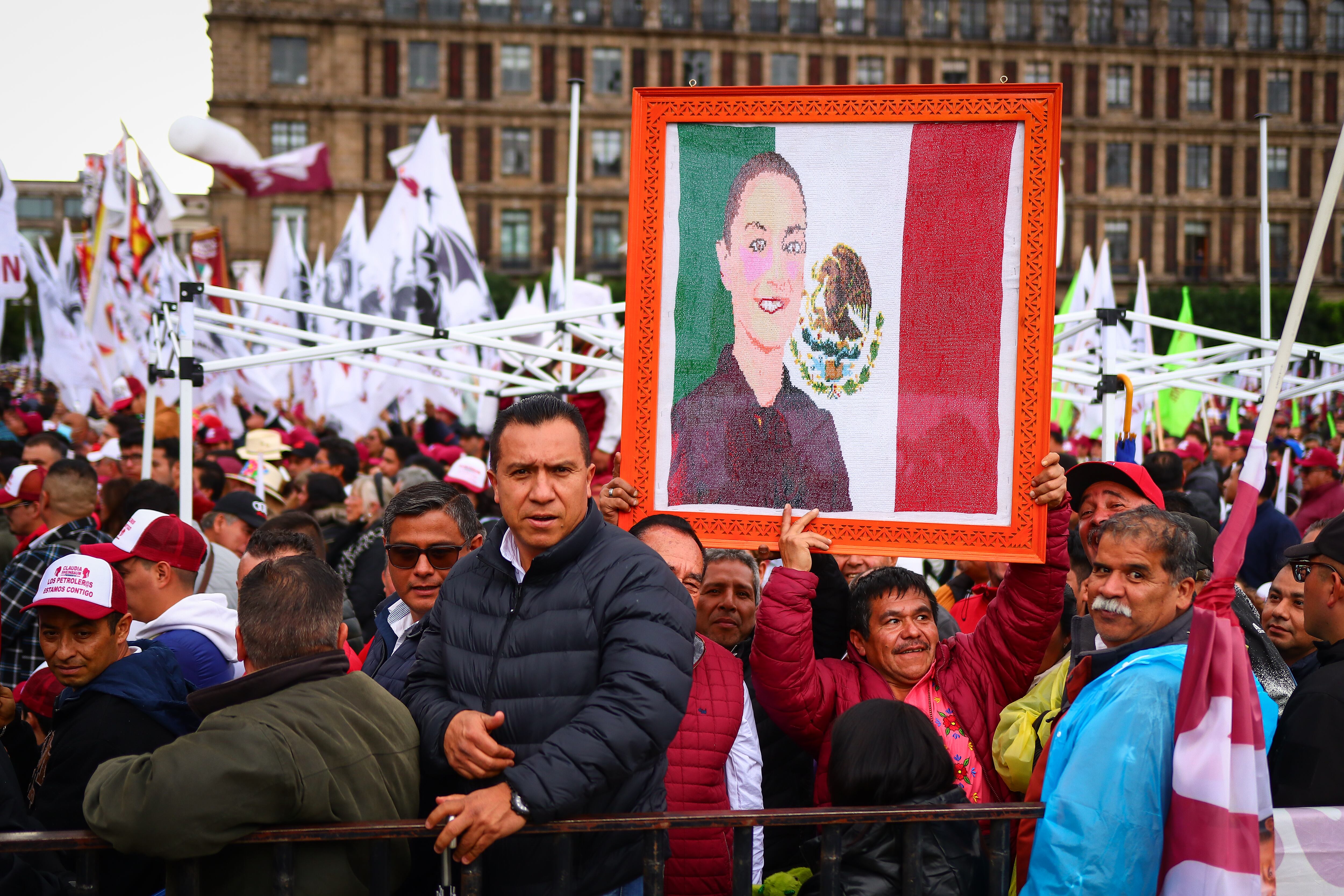 Asistentes al discurso de Sheinbaum en el Zócalo de Ciudad de México.