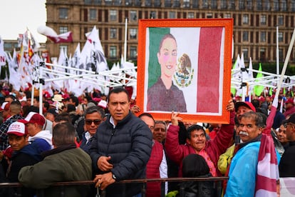 Asistentes al discurso de Sheinbaum en el Zócalo de Ciudad de México.