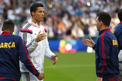 Cristiano Ronaldo y Messi se saludan antes del partido en el Santiago Bernabeu.